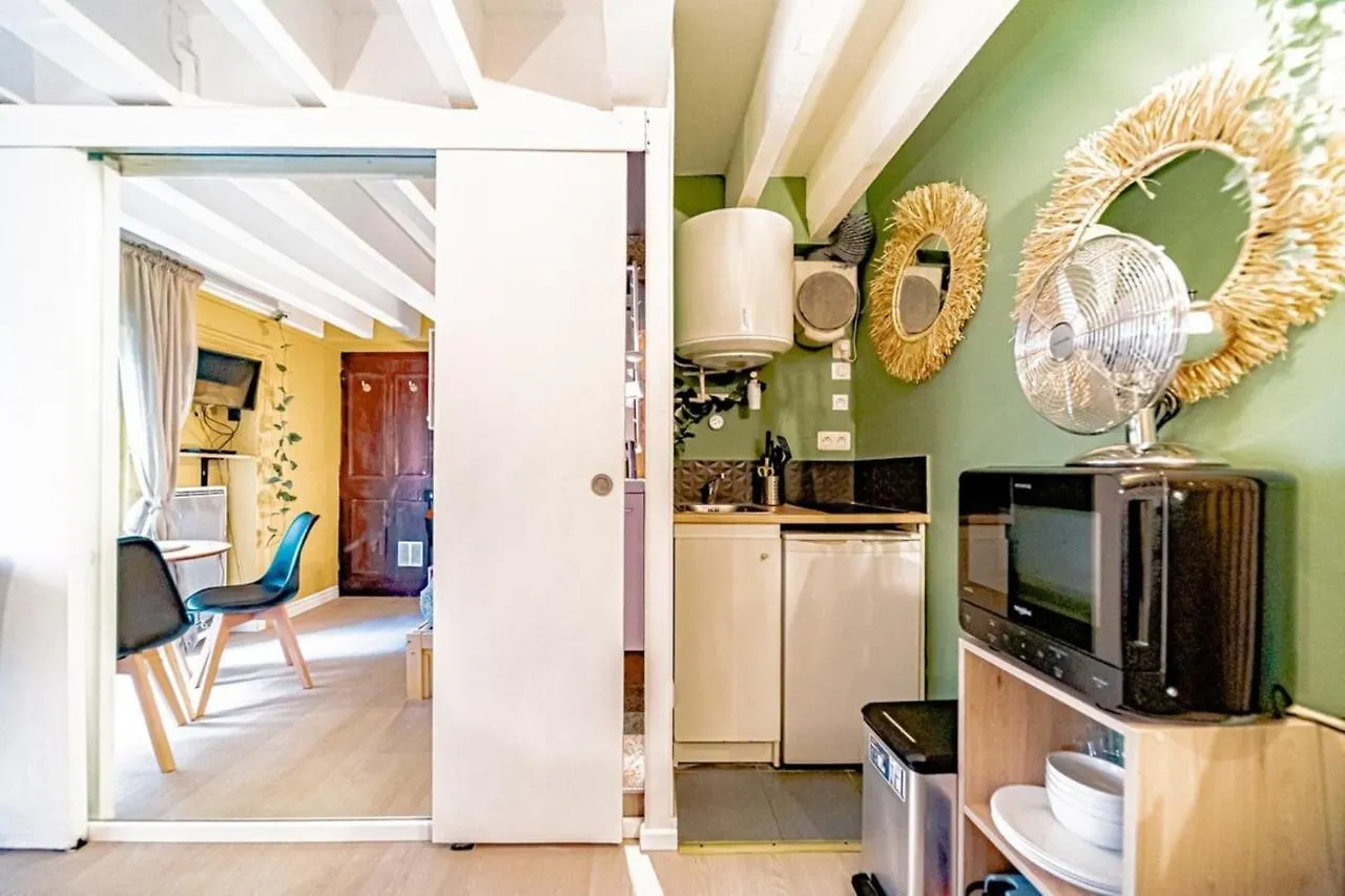 Warm And Well-Appointed Studio Foch Massena District Lyon France